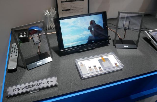 画像: ▲TDKブースでは、ピエゾ素子を使った平面スピーカーのデモも行なわれていた。素子の材料や構成を改良することで、低域の再現性を向上させているのが特徴という。本モデルでは1kHzからの再生(従来品は3kHz以上とか)に対応しており、結果、音質(音圧)アップも計られているそうだ。