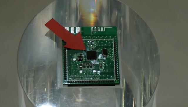 画像: 写真中央の矢印で示されたチップが「ForteArt」を実装したLSI。サイズは5mm角ほど