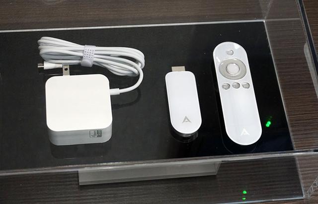 画像: Z WAVE ALLIANCEのブースに置かれたinroomの操作用アイテム。写真中央のHDMIドングルをテレビなどに取り付けると、右側のリモコンやスマホアプリから家電機器が操作できるようになる