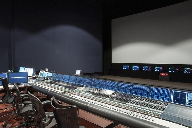 画像: 監督・ミキサー・プロデューサーが最高の音と映像で作業できる環境を目指した。ミキシングコンソールはAMS NEVEのDFC GeMiNiとのこと