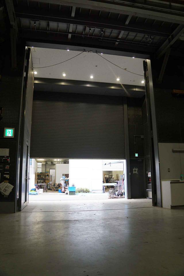画像: 第6ステージの搬入口。手前と奥に二重のドアを備えているので、これを閉めれば外部の音はまったく聞こえない。撮影現場では同録が主流なので、こういった配慮も必要不可欠だという。なお扉は大型だが、動きはスムーズで、一人でも開閉が可能