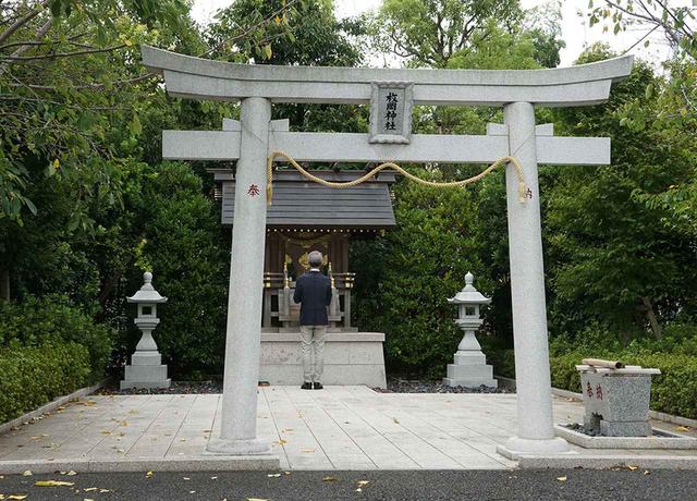 画像: スタジオ内にある「枚岡神社」は、芸能の守り神を祀ったもので、昭和8年に大阪にある枚岡神社から分霊された。今でもクランクインの際にスタッフやキャストのお祓いをするために使用されている。潮さんもしっかりお参りを