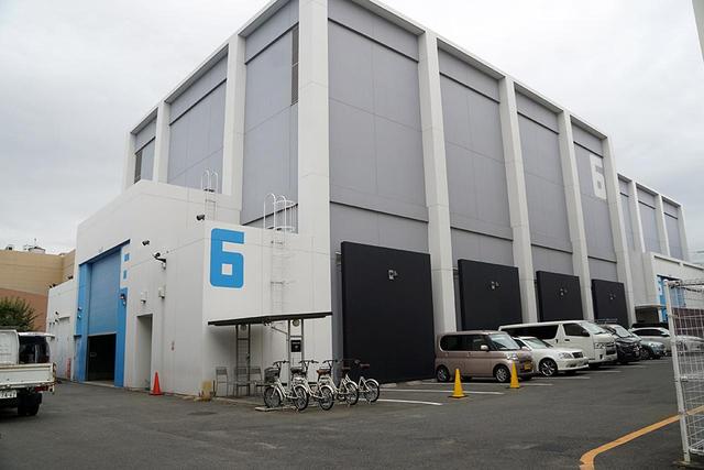 画像: こちらは150坪の広さの第6ステージで、2010年に完成した。冷暖房や無線LANも完備しており、快適な映画製作ができるように細やかな気配りがなされている