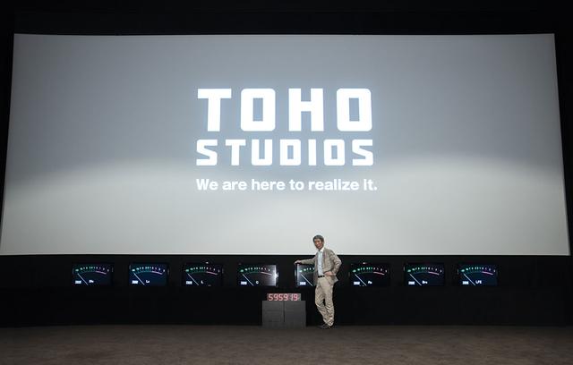 画像: ダビングステージ1には、幅10.8m×高さ4.5mの大型スクリーンが備えられている。プロジェクターはクリスティのCP2220。音のバランスがひとめでわかるよう、オリジナルのVUメーターまで準備している