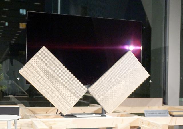 画像: 77インチの4K有機ELテレビ「Beovision Harmony」は、電源のオン/オフでスピーカーの形態が変化する