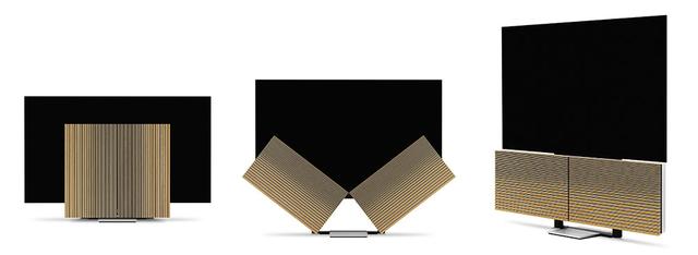 画像: 「Beovision Harmony」がトランスフォームする様子。左から、モニター画面を収納した場合、電源を入れてスピーカーが広がった状態、モニターが視聴位置にセットされたところ