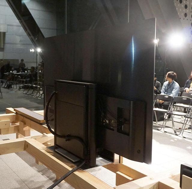 画像: 背面中央にSoundcenterを備え、ここにBDレコーダーなどを接続えできる。Soundcenterの両脇には有機ELテレビを上げ下げするための機構も搭載されていた