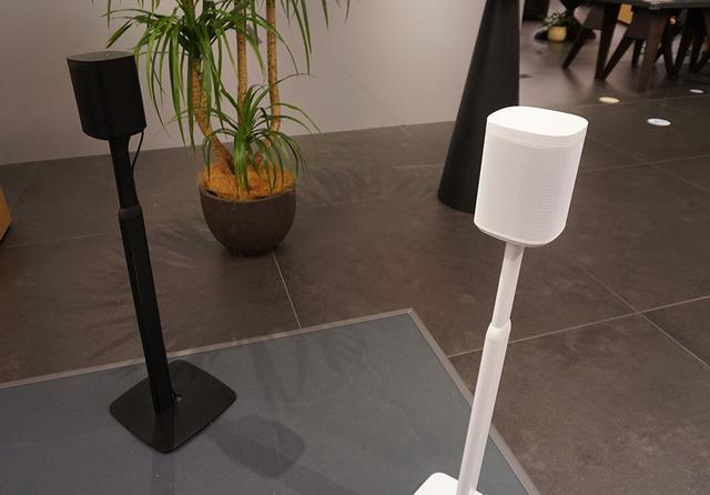 画像: 新製品の「Sonos One SL」はホワイトとブラックをラインナップ。オプションのスタンドも準備されている