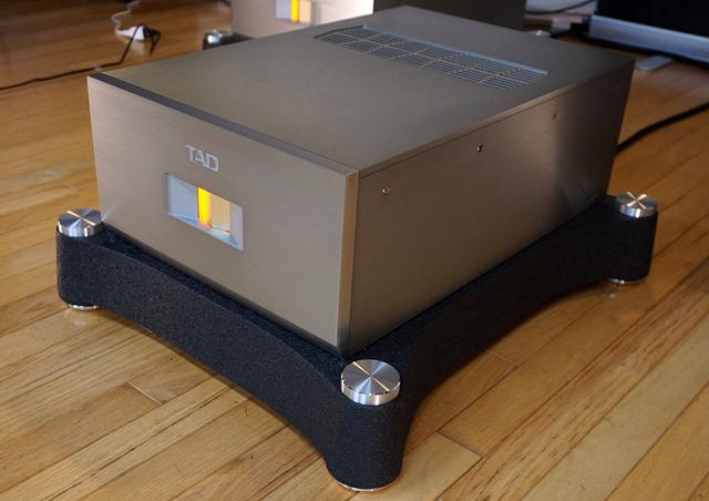 画像: TAD-M700とTAD-M700Sの外観はまったく同じ。TAD-M600からは、ベース部の脚部の傾き角度と側面の曲線が変更されている