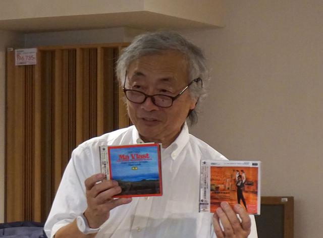 画像: お気に入りのMQA CDを紹介する麻倉さん