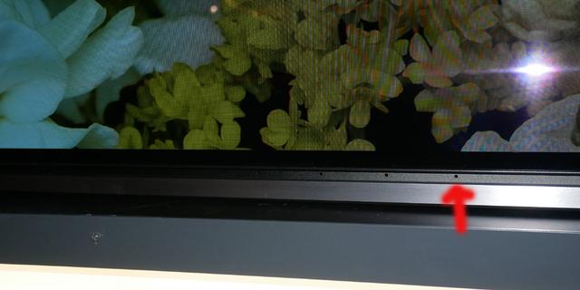 画像: X930のフロントに内蔵されたマイク(赤い矢印部分。4個あり)