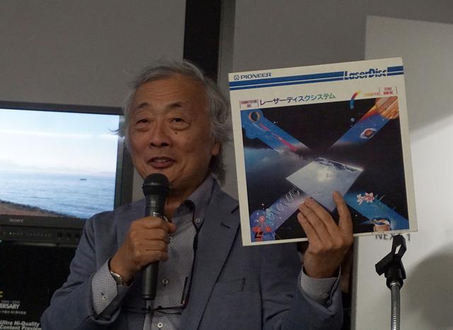 画像: 特別セミナーの講師を務めた、麻倉怜士さん。手にはLD時代のチェックディスクも