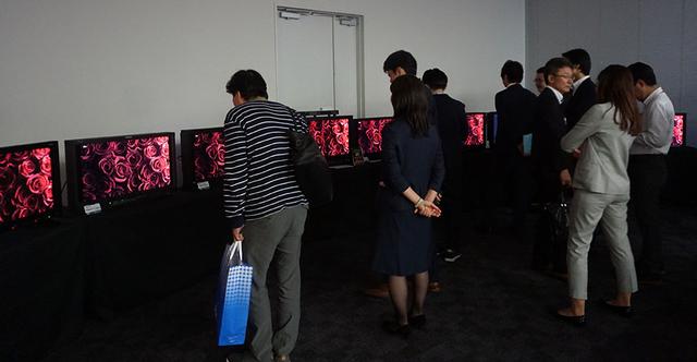 画像: 現行のほとんどの4Kモニターが並ぶという貴重な機会であり、来場者は各製品の映像に見入っていた