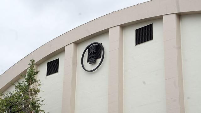画像: 400坪サイズの第8ステージの正面。かまぼこ型の天井が独得な雰囲気を醸し出している