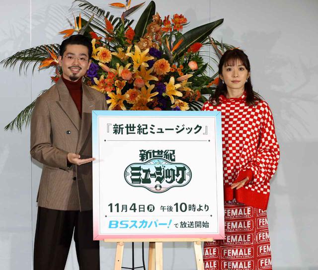 画像: 「新世紀ミュージック」のMCを務める ハマ・オカモトと松岡茉優
