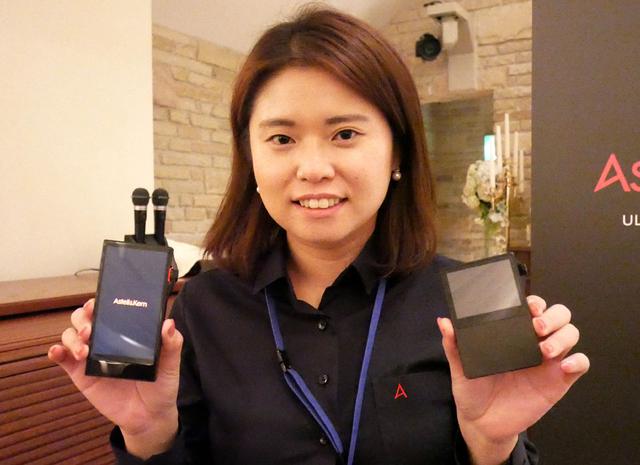 画像: お馴染み、Astell&KernのグローバルセールスマネージャーのSonia Naさん。右側が「AK120」、左が「SA700」