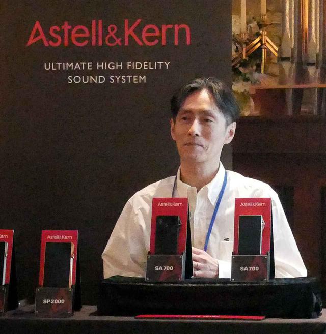 画像: レコーディングエンジニアの杉山勇司氏も登壇。というもの、レコーディングしたばかりのハイレゾ音源を、ハイレゾのまま再生・確認できる、ということで、2012年からAstell&Kern DAPを愛用しているから。「デザインもいいし、サウンドも、レコーディングでダメなところはしっかりとダメと聴こえるところがいい」とその魅力を語っていた