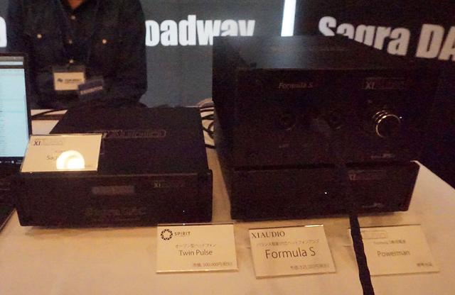 画像: 左がXIAUDIOのDAC「SagraDAC」で、右はヘッドホンアンプの「Formulas」
