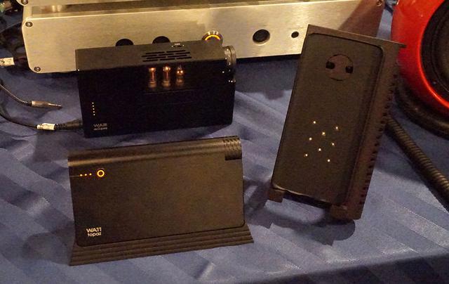 画像: 写真左側手前が「WA11」で、右が専用カバー