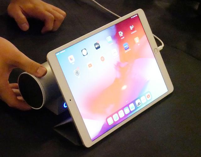 画像: ▲ワイヤレスポータブルスピーカー「SPW-500WP」。タブレットやパソコンの後ろに設置するだけで、音場感豊かなサウンドが楽しめる