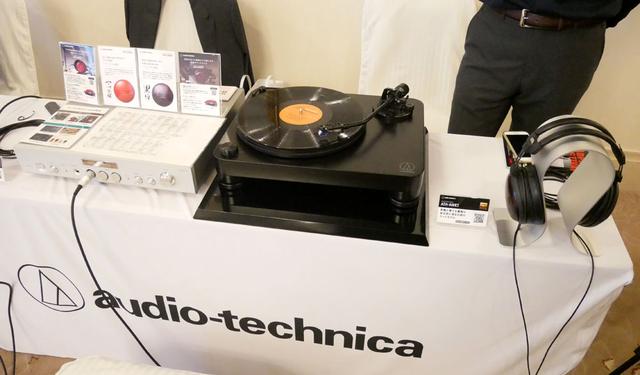画像: ▲レコードプレーヤー「AT-LP7」と組み合せたシステムも用意