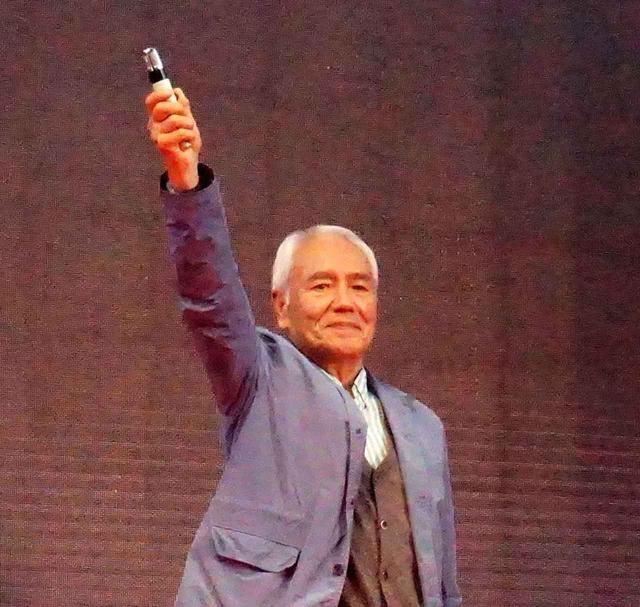 画像: ベータカプセルを手に、変身ポーズを取る黒部さん