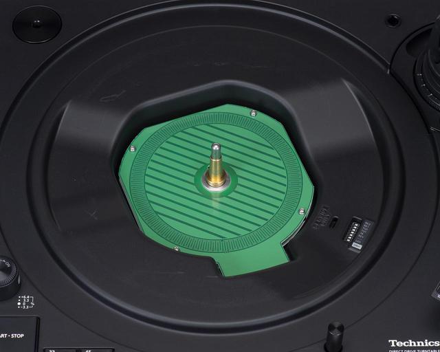 Technics ターンテーブル & フォノイコライザー 性格の異なるレコードプレーヤーの兄弟機が登場。 テクニクス