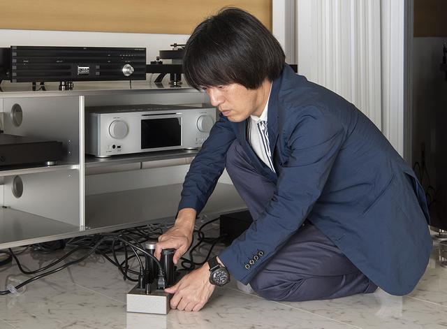 画像: 今回は土方さんの自宅1F試聴室のシステムを使い、「MC-0.5 Helix +」と「MC-0.5」の効果を確認した。アンプやプレーヤーをつないでいる電源タップにそれぞれを挿している