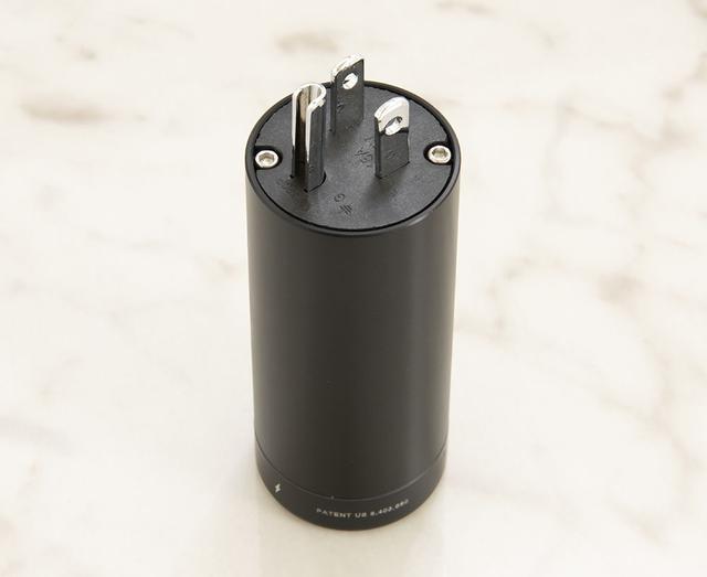 画像: MC-0.5 Helix +やMC-0.5は、直径5〜6cmの円柱状のアクセサリーで、片方に3ピンの電源プラグが付いている。これを電源タップの根元に近い場所に挿すだけで音が変化するものだ。効果をフルに発揮するには1000時間ほどつないでおく方がいいそうだが、そこまで待たなくても確かに音質は変化していた