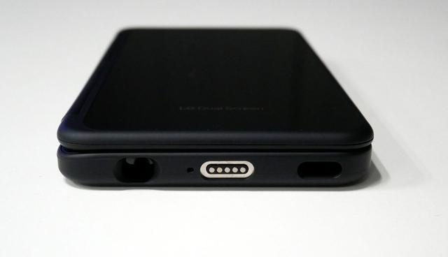 画像: 製品への充電は専用端子にて。モバイルバッテリーは使えないので注意