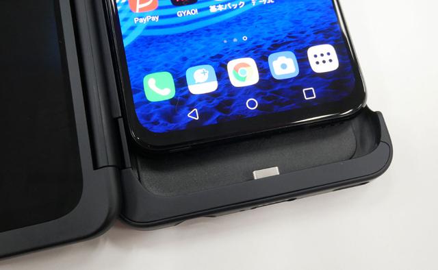 画像: メインスクリーンは専用ケースとUSB Type-Cで接続。LGデュアルスクリーンへの給電&映像送出はメインスクリーンから行なう