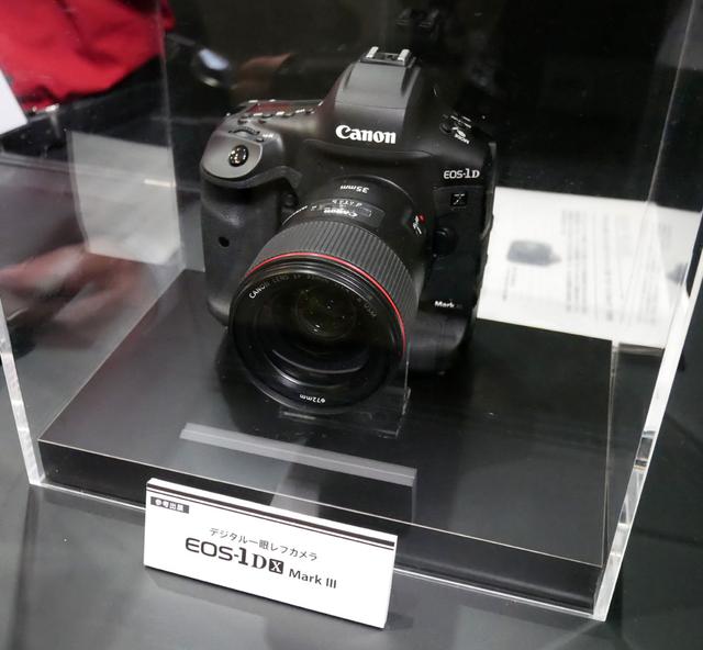 画像: ▲先日、開発発表のあったデジタル一眼レフカメラ「EOS-1DX MarkIII」もひっそりと展示されていた