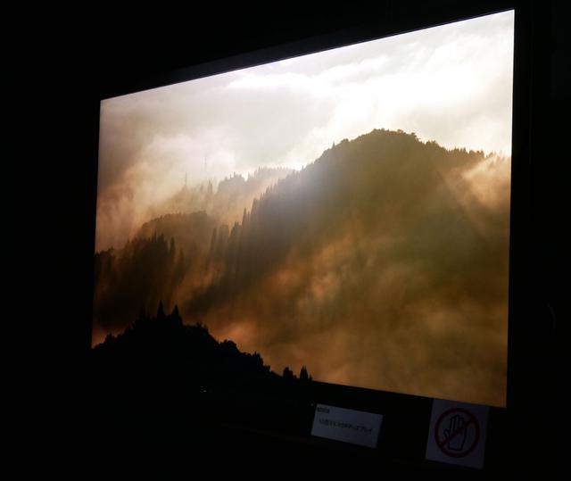 画像: ▲55型の8K/HDR対応の液晶ディスプレイ