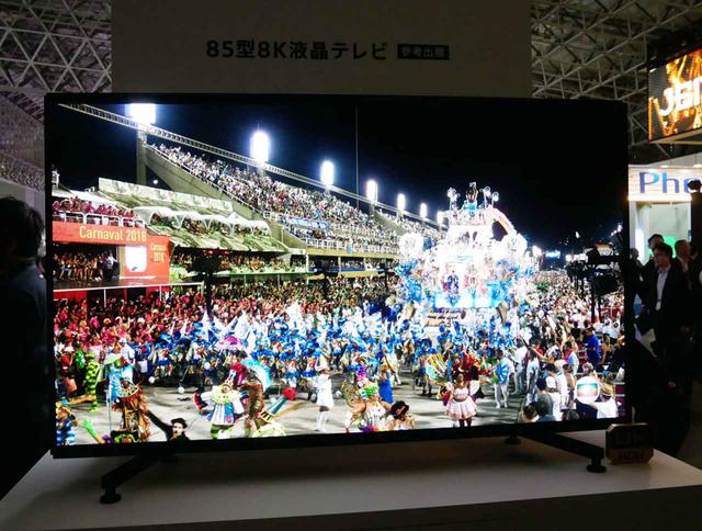 画像: ▲ブースの奥のほうに展示されている85インチの8Kディスプレイ。海外では販売中だが、国内導入は未定とか。NHKブースには同モデルの98インチが展示されている