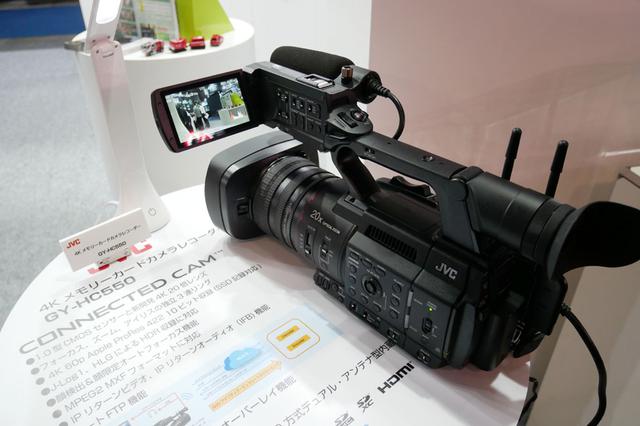 画像: ▲JVCケンウッドでは、普及の進むIPベースの映像制作システムに適合する4Kカメラ「GY-HC550」(写真)、「GY-HC500」をメインに展示。1.0型のCMOSセンサーに、新開発の4K対応20倍ズームレンズの搭載が特徴。別売りのSSDメディアを使えば、4K/60p Apple ProRes 4:2:2 10ビットの収録も可能
