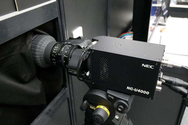 画像: ▲NECブースでは、各種展示に交じって、4Kフォーマットで撮影できる超高感度のカメラの試作機デモも行なっていた。2/3型のセンサーによる3板式のカメラで、0.1ルクス下でも撮影が可能という。来年夏の発売を目指しているそう。主な用途は監視カメラ、定点カメラとか