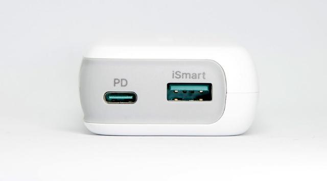 画像: ポートは、USB Type-CとAの2口を装備する