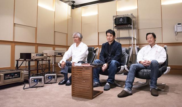 画像: StereoSound ONLINE試聴室に鈴木さんとE500 for Musicの開発陣おふたりをお招きし、実際に音を聴きながら開発のテーマやモノ作りの裏側までお話いただいた。写真左が進 正則さんで、右が小野寺泰洋さん