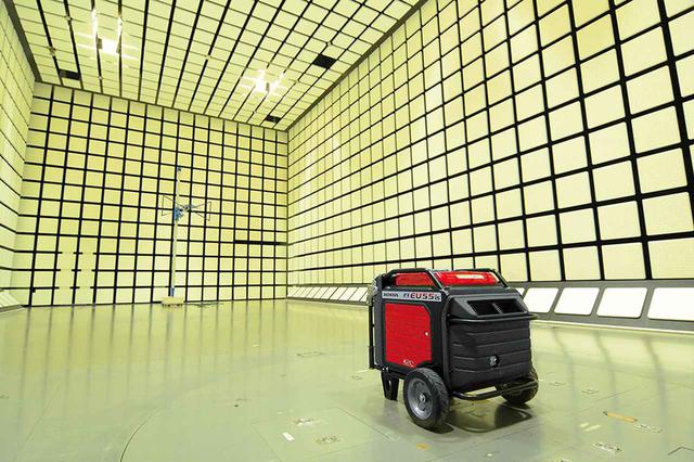 画像: ホンダの研究開発施設内にある電磁波測定室(電波暗室)。写真は業務用発電機を測定している様子だが、E500 for Musicでも同様の測定を行なっている