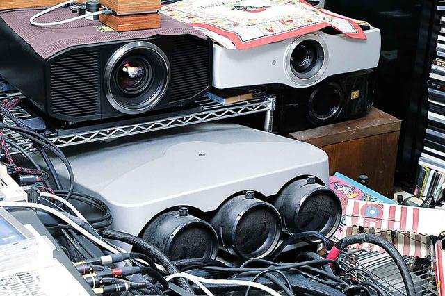 画像: ディスクにした4K番組、特に映画などを鑑賞するにはプロジェクターを使用。再生はUHDブルーレイプレーヤーでスムーズに行なえる