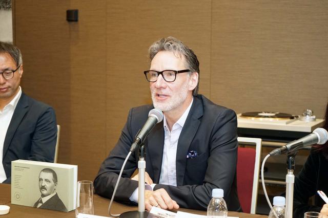 画像: オラフ・マニンガー氏。後ろのテクニクスのアナログレコードプレーヤー、SL-1000Rが見えるが、そのターンテーブルでダイレクト・カッティングLP(の一部)が披露された