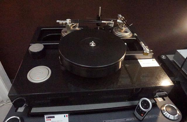 画像: ディ・ベアの「Topas」ターンテーブル+「Onyx」トーンアーム。Topasは¥6,300,000で、Onyxは9インチが¥1,630,000、12インチが¥1,680,000の予定(すべて税別)