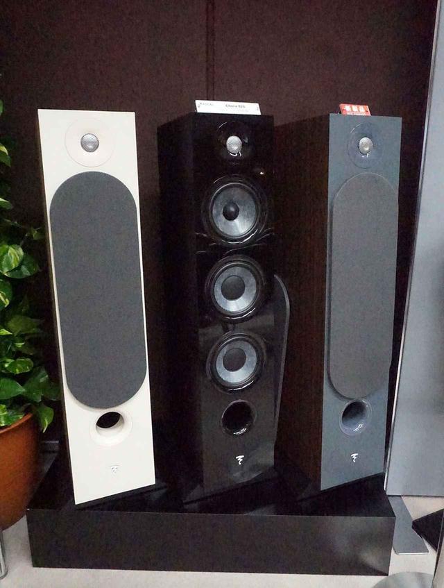 画像: フォーカルの新製品から「Cora 826」(¥220,000、税別)のカラーバリエーションも展示