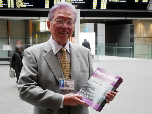 画像: 弊社会長の原田が特製号外をお配りしております