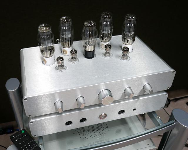画像: ▲WOOオーディオのヘッドホンアンプ「WA33」。アンプ部(上)と電源部(下)の2ピース構成となっている。価格は¥1,100,000(税別)