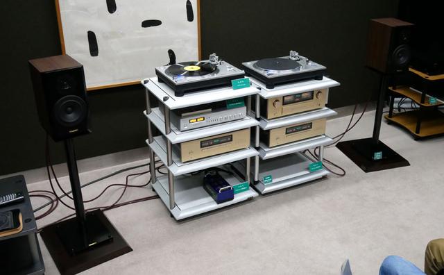 画像: ▲アイシン高丘ブースの試聴システム。中央にある左のラックが「ASR II」、右が「ASR III」。ラックによる音質の差のデモを行なっていたが、その効果は絶大