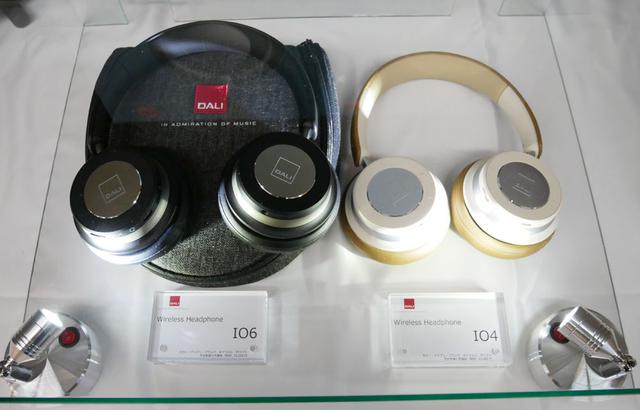 画像: ▲DALIのワイヤレスヘッドホン「IO6」(左)と「IO4」
