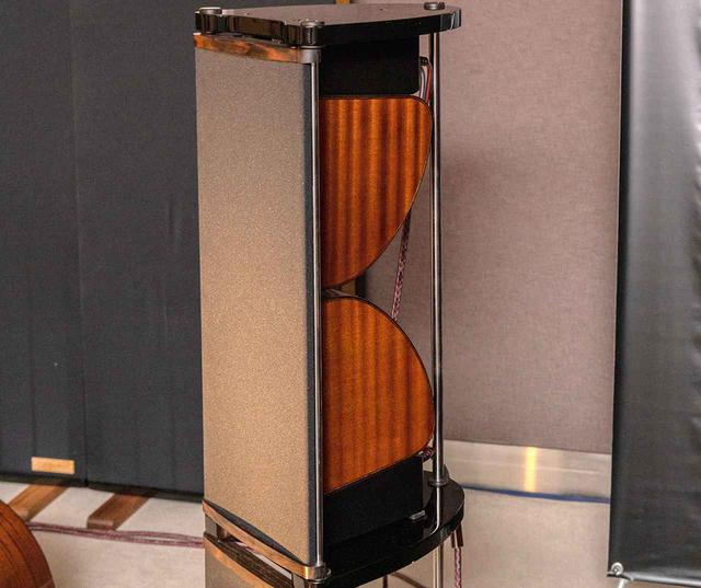 画像: HB-1を上下に配置したW STACK STAND。なおHB-N1での利用はできないとのこと