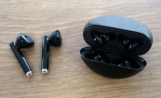画像: 「FreeBuds 3」のイヤホン本体と充電ケース。充電はUSB Type-Cと無線方式に対応