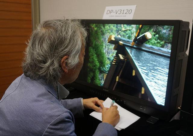 画像: DP-V3120の映像をチェックする麻倉さん。1000intsのモニターでは再現できない色までしっかり確認できた